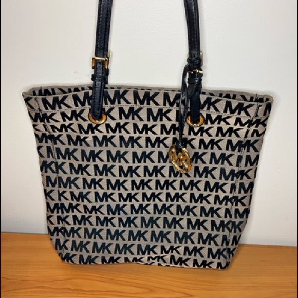 ★Excellent conditiion Michael Kors Bag★ Michael Kors Womens Trisha Large Logo Shoulder Bag Brown
